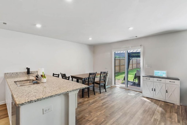 dining area with baseboards, recessed lighting, light wood-style flooring, and visible vents