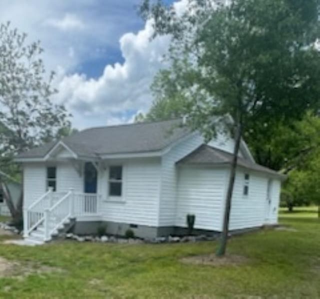 view of front of property featuring a front yard and crawl space
