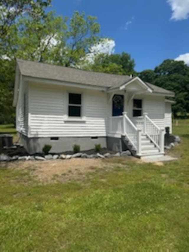 view of front facade featuring a front lawn