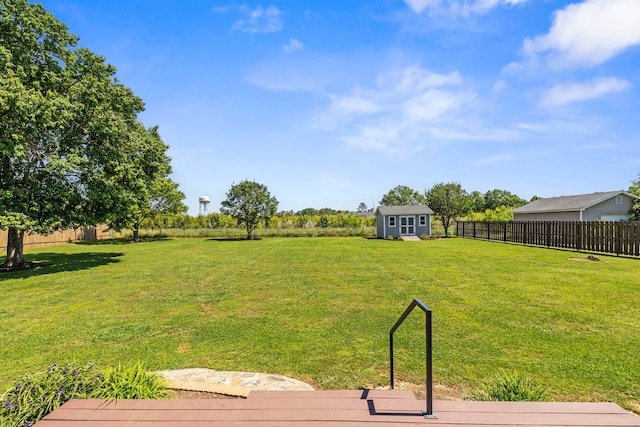 view of yard with an outbuilding