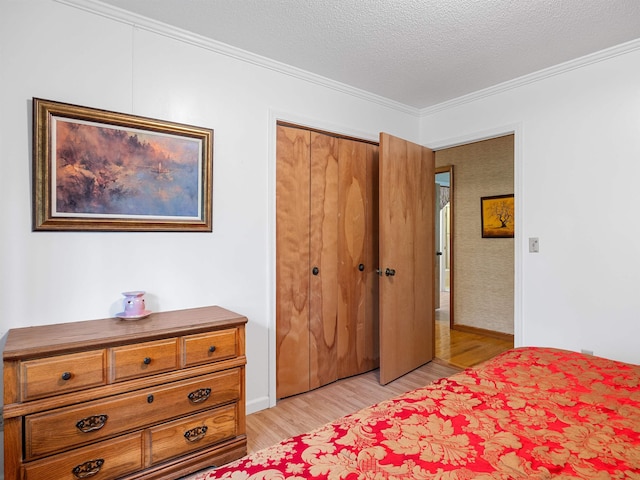 132 Rosecrest, Spartanburg, SC 29303 - bedroom featuring light wood finished floors, ornamental molding, a closet, a textured ceiling, and baseboards