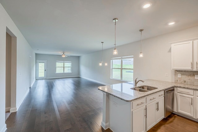 kitchen featuring a sink, dishwasher, a peninsula, dark wood-style flooring, and a ceiling fan