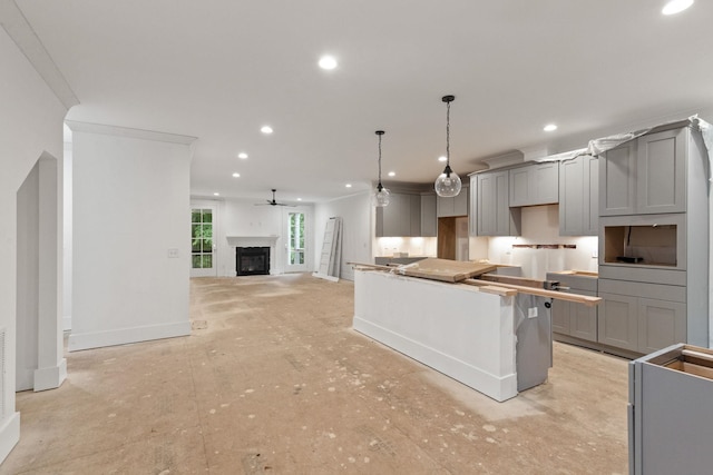 kitchen with gray cabinetry, recessed lighting, a center island, baseboards, and a ceiling fan