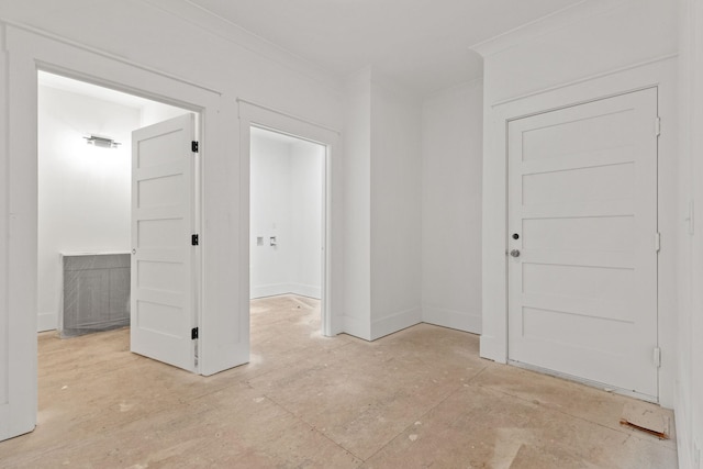 entryway featuring ornamental molding