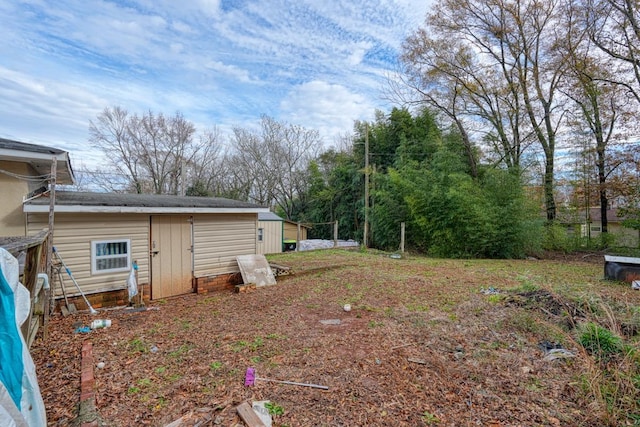 view of yard with an outdoor structure