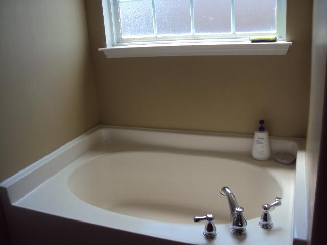 474 Slate, Boiling Springs, SC 29316 - bathroom featuring a bath