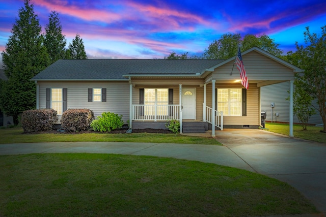 view of front of property featuring driveway, a porch, a front yard, and a shingled roof