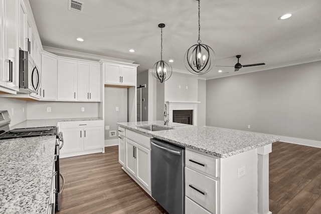 1208 N Pinot, Duncan, SC 20334 - kitchen with appliances with stainless steel finishes, a sink, open floor plan, a ceiling fan, and recessed lighting