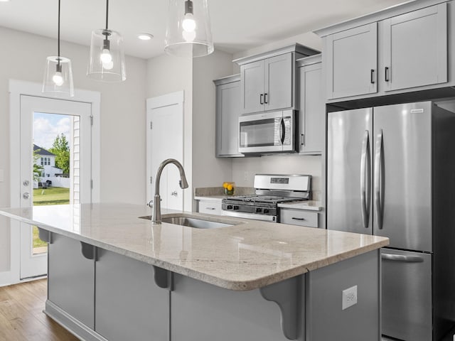 421 Hazelcote, Greenville, SC 29617 - kitchen featuring stainless steel appliances, a sink, gray cabinets, a breakfast bar area, and recessed lighting
