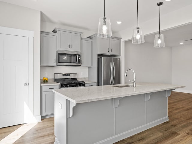 421 Hazelcote, Greenville, SC 29617 - kitchen with appliances with stainless steel finishes, a sink, gray cabinets, a kitchen breakfast bar, and recessed lighting