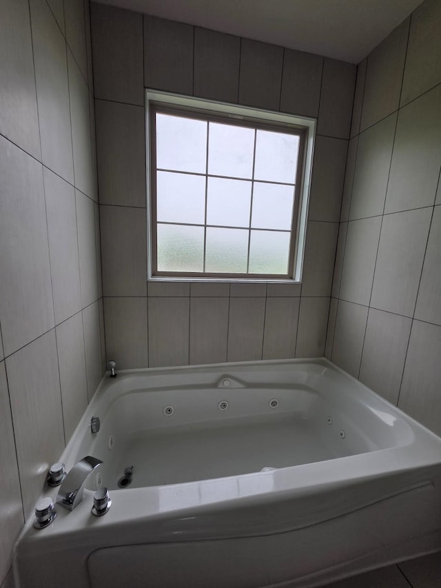 473 Meadow Rd, Inman, SC 29349 - bathroom featuring a tub with jets