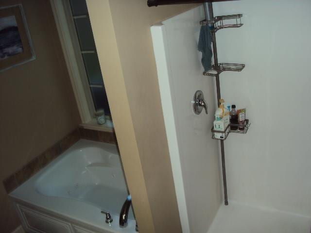 108 Dewfield, Boiling Springs, SC 29316 - bathroom view of a garden tub