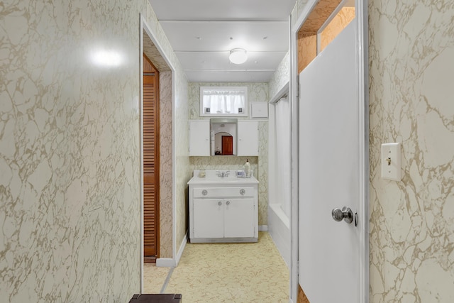 1 Robinsview, Spartanburg, SC 29301 - corridor featuring a sink