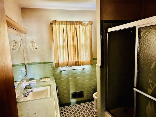 139 Whittier Pl, Spartanburg, SC 29303 - bathroom with toilet, tile walls, a wainscoted wall, vanity, and enclosed tub / shower combo