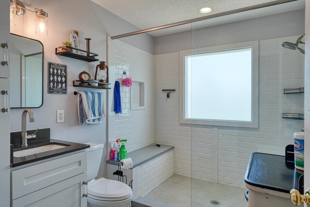 955 Baggett Rd, Enoree, SC 29335 - bathroom featuring tiled shower, vanity, toilet, and recessed lighting