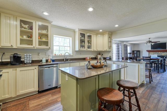 955 Baggett Rd, Enoree, SC 29335 - kitchen with stainless steel dishwasher, a sink, a peninsula, ornamental molding, and a breakfast bar