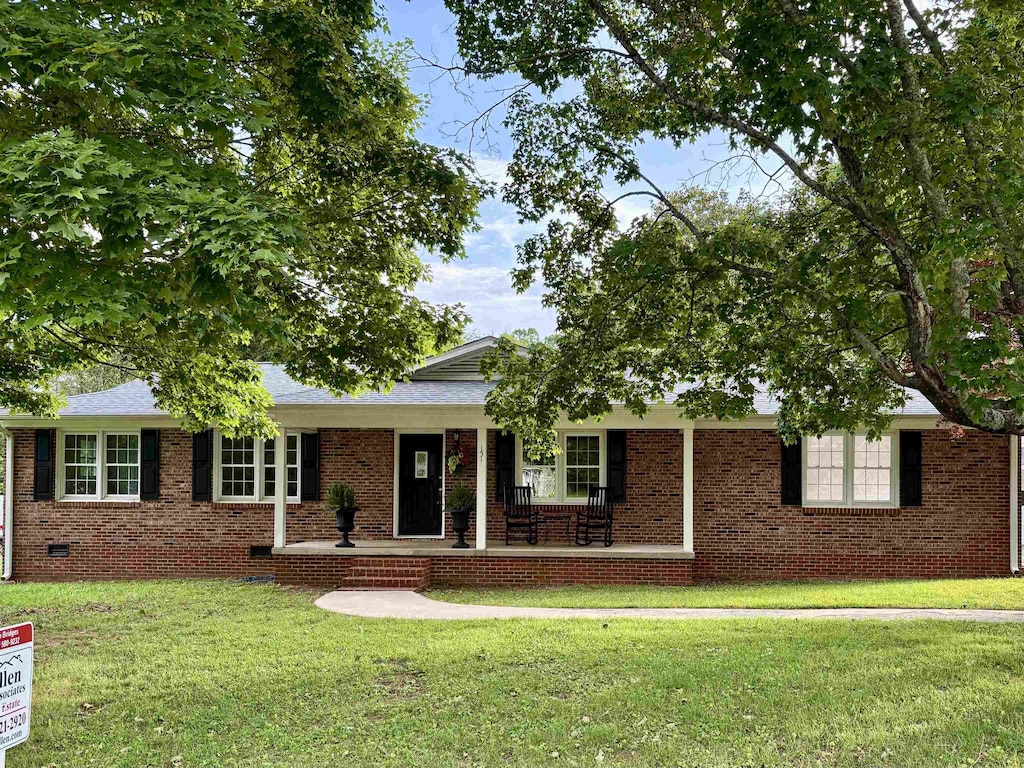 151 Inn Vw, Inman, SC 29349 - single story home featuring a front yard, covered porch, and brick siding