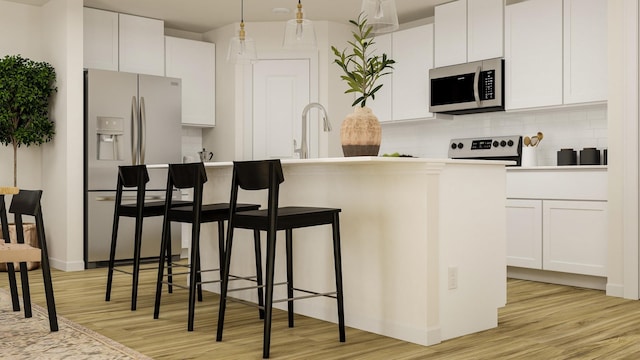 1066 Cleveland Mdws, Spartanburg, SC 29303 - kitchen featuring stainless steel appliances, light wood-style flooring, decorative backsplash, and a kitchen breakfast bar