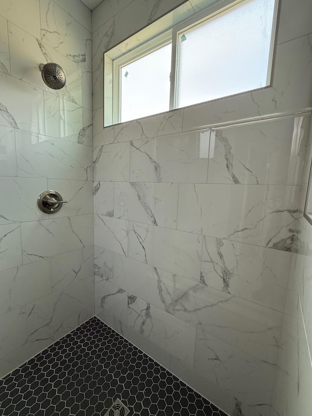 231 Patch, Spartanburg, SC 29302 - bathroom with a tile shower