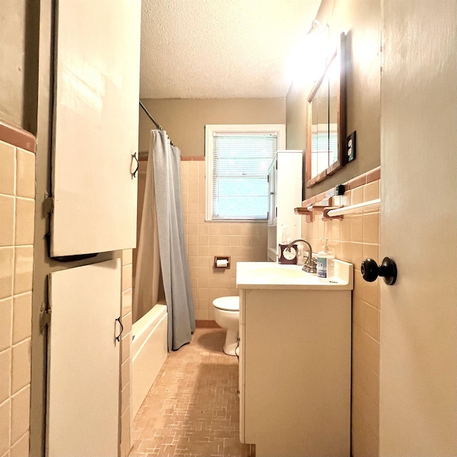 453 Lucerne, Spartanburg, SC 29302 - full bathroom with tile walls, vanity, toilet, shower / bathtub combination with curtain, and a textured ceiling
