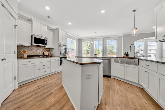 206 Hoss, Greenville, SC 29615 - kitchen with appliances with stainless steel finishes, light wood finished floors, a sink, tasteful backsplash, and recessed lighting