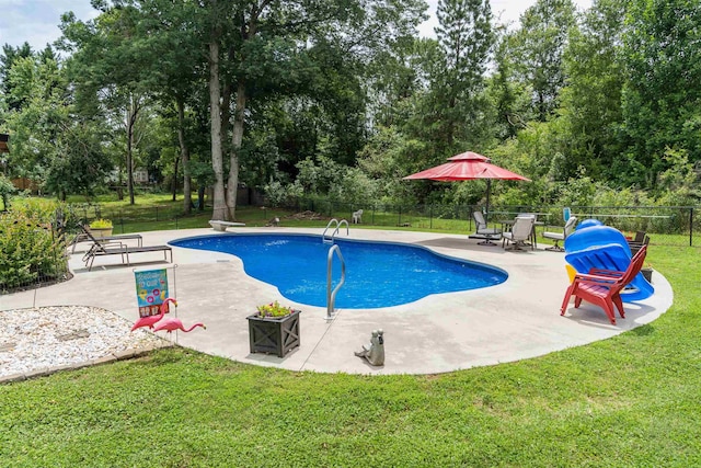477 Cresthaven, Boiling Springs, SC 29316 - view of swimming pool with a patio area and view of wooded area