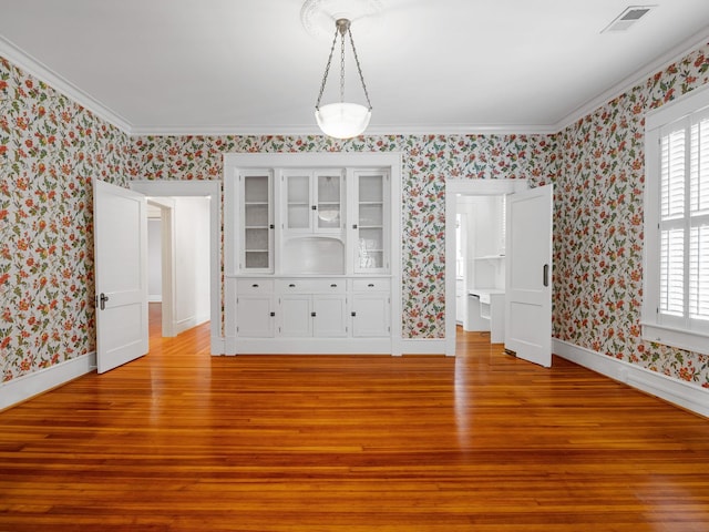 772 Glendalyn, Spartanburg, SC 29302 - unfurnished dining area with wallpapered walls, light wood finished floors, and ornamental molding