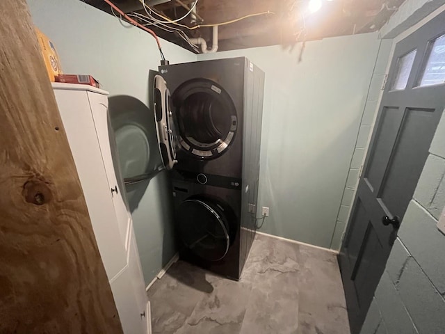 119 Hillside Dr, Gaffney, SC 29340 - laundry area with stacked washing machine and dryer and baseboards