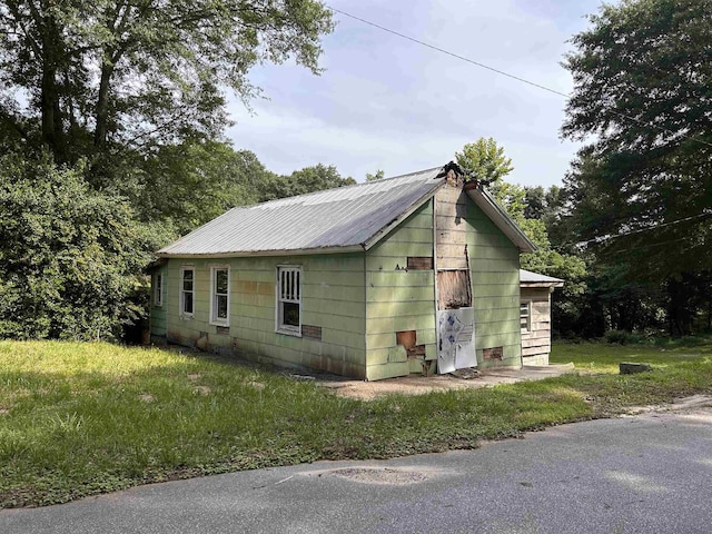 121 Love, Pacolet, SC 29372 - view of side of home with a metal roof