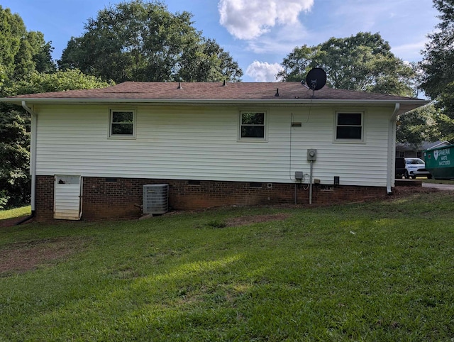 126 Loblolly, Wellford, SC 29385 - back of house with a lawn and crawl space