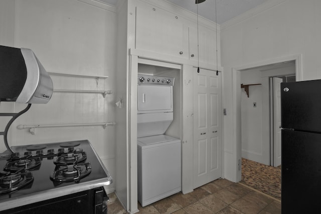 283 Hydrick, Spartanburg, SC 29306 - kitchen featuring black appliances, estacked washer and dryer, ornamental molding, and hanging light fixtures