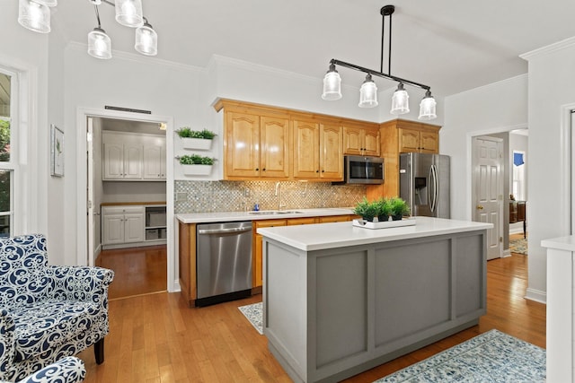 436 S Lakeview, Duncan, SC 29334 - kitchen featuring stainless steel appliances, light wood-style floors, light countertops, backsplash, and crown molding