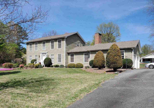 colonial house featuring a front lawn