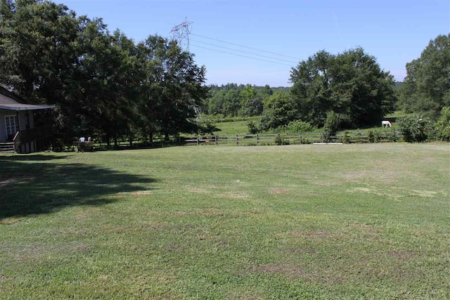 view of yard featuring a rural view