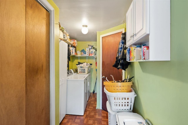 laundry room with dark parquet floors, cabinets, and independent washer and dryer