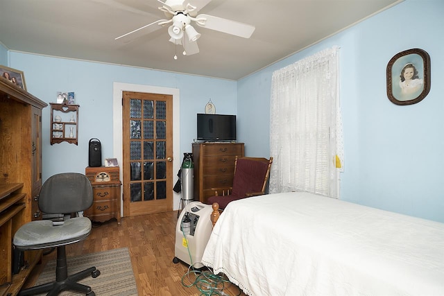 bedroom with light hardwood / wood-style flooring and ceiling fan