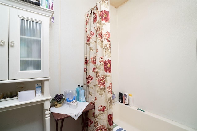 bathroom featuring shower / bath combo with shower curtain