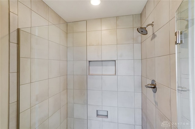 room details featuring a tile shower