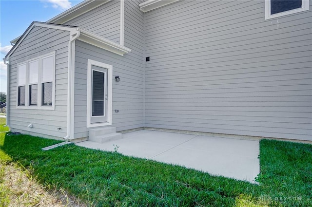 543 Hines Cir, Washington Twp, OH 45458 - entrance to property featuring a lawn and a patio area