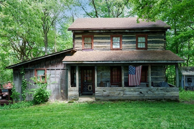 view of front of property with an outdoor structure and a front yard