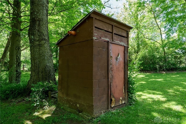 view of outdoor structure with a yard