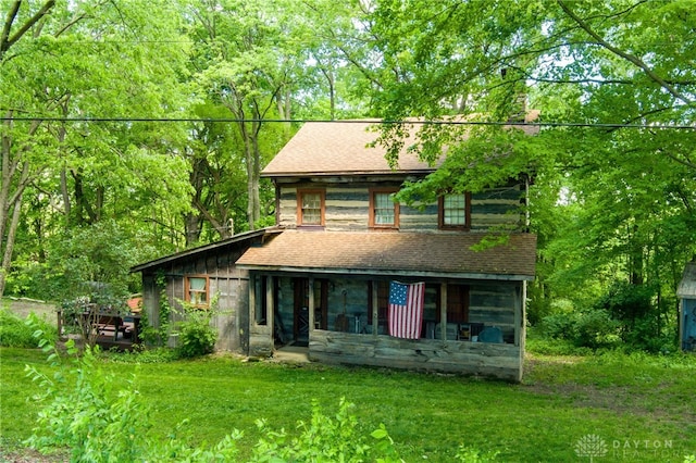 view of front facade with a front yard