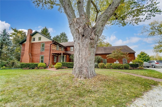 view of front of home featuring a front lawn