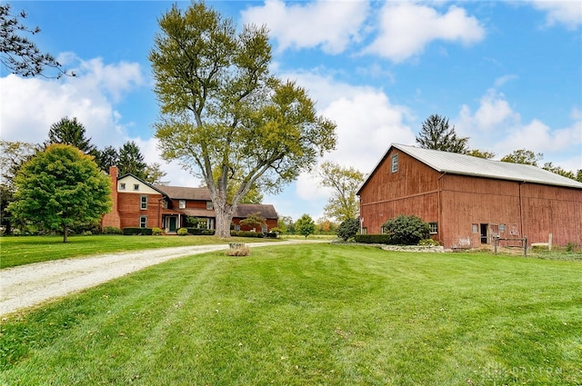 view of yard featuring an outbuilding