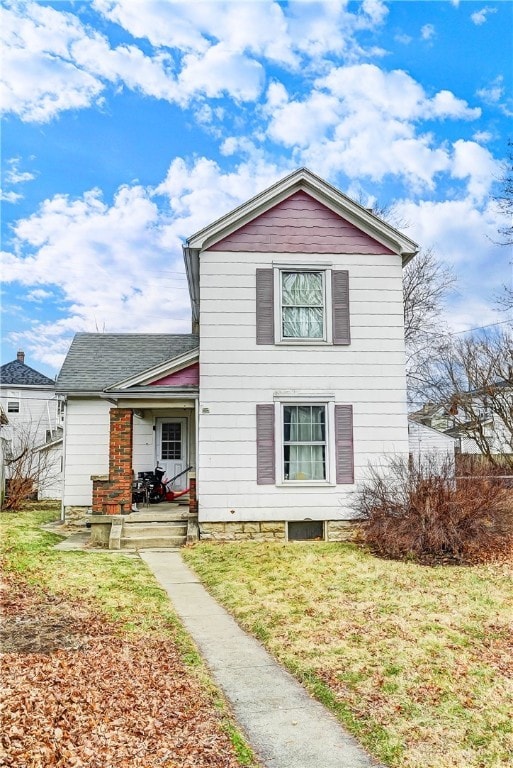 front of property with a front lawn