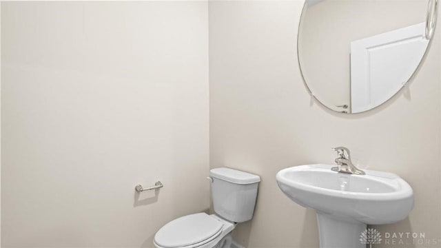 bathroom featuring toilet and sink