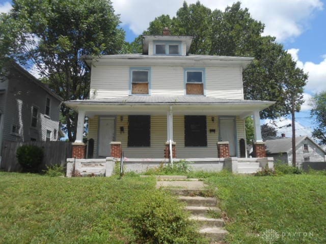 view of front facade with a front lawn and covered porch