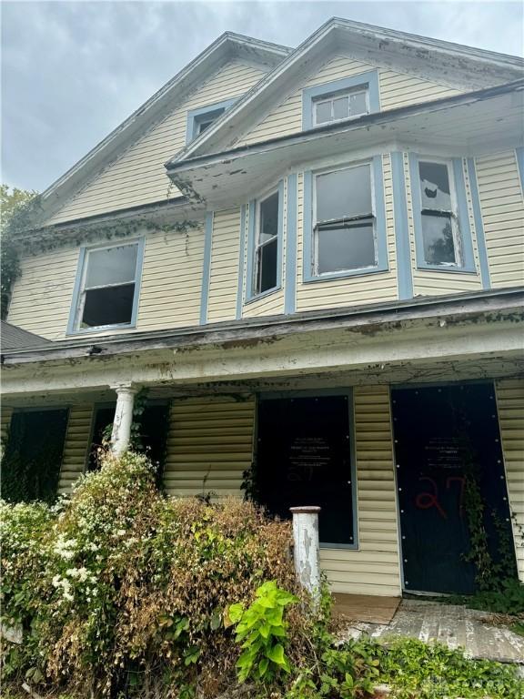 view of front of house featuring covered porch