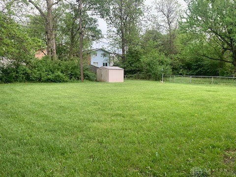 view of yard featuring a storage shed