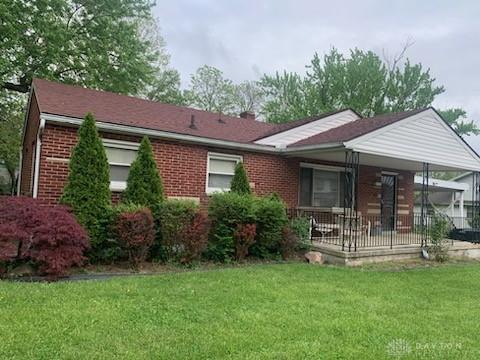 single story home featuring a front lawn